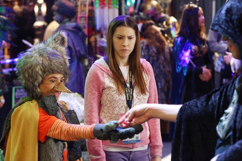 Brick (Atticus Shaffer, l.); Sue (Eden Sher, r.) – Bild: Warner Brothers