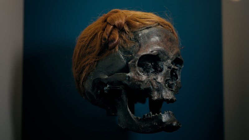 Schädel von Osterby Man. (2023 MOORLEICHEN STAFFEL EINS INKL.) – Bild: BOG PEOPLE SEASON ONE INC.