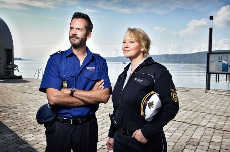 Nele Fehrenbach (Floriane Daniel , r.) bekommt Hinweise von ihrem Schweizer Kollegen Hauptmann Aubry (Martin Rapold, l.). – Bild: hr-fernsehen