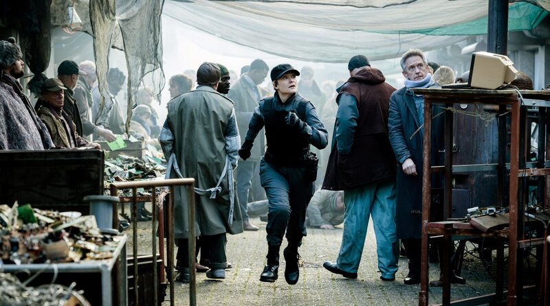 Alex Jahns (Melody Klaver) jagt einen Verdächtigen. – Bild: WDR/​jonnydepony/​Maarten De Bouw Photography