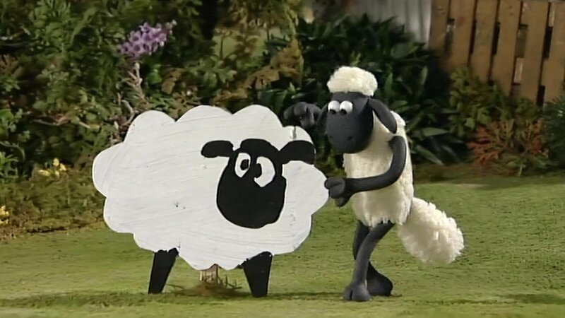 Falsche Schafe sollen den Farmer täuschen, bis die Herde vom Ausflug zurück ist. Hoffentlich geht das gut. – Bild: WDR/​Aardman Animation Ltd./​BBC