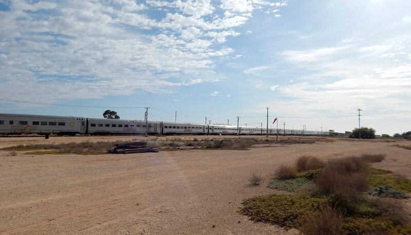 Zwischenstopp „in the middle of nowhere“: Der Ort Cook liegt an einem über 400 Kilometer langen schnurgeraden Gleisabschnitt durch das Outback und hat zwei Einwohner. – Bild: NDR/​WildBear Entertainment /​ ZDF