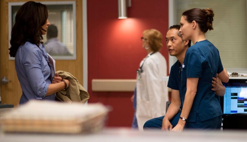 V.l.: Dr. Syd Jennings (Jennifer Beals), Dr. Topher Zia (Ken Leung), Jordan Alexander (Jill Flint) +++ – Bild: RTL /​ © NBC Universal Media