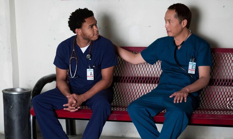 Dr. Paul Cummings (Robert Bailey Jr.), Dr. Topher Zia (Ken Leung, r.) +++ – Bild: RTL /​ © NBC Universal Media