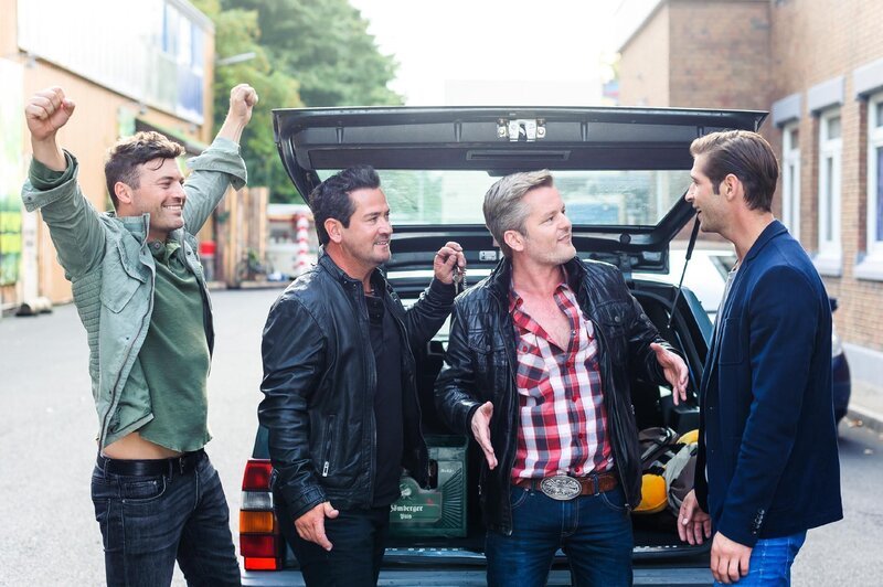 Ben (Jörg Rohde, l.), Marian (Sam Eisenstein, 2.v.l.) und Ingo (André Dietz, 2.v.r.) nutzen die Chance auf einen spontanen Junggesellenabschied (r. Igor Dolgatschew als Deniz). – Bild: RTL /​ Julia Feldhagen