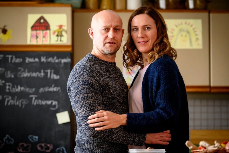 Kurt Fankhauser (Jürgen Vogel) und seine Frau Sandra (Bettina Lamprecht) freuen sich über die positive Entwicklung ihres Sohnes. – Bild: RTL /​ Martin Rottenkolber
