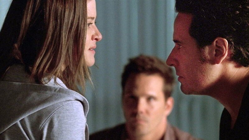 Wird es Don (Rob Morrow, r.) und Colby (Dylan Bruno, M.) gelingen, von der Gefangenen Piper (Sarah Drew, l.) den Aufenthaltsort von Amita und deren Entführer herauszubekommen? – Bild: Paramount Network Television