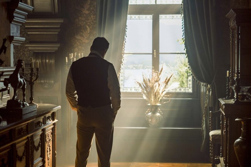 Herzog Max (Marcus Grüsser) denkt über die Hochzeitspläne seines Sohnes Louis mit der bürgerlichen Opernsängerin Henriette Mendel nach. – Bild: ORF/​Beta Film/​RTL/​Story House Pictures/​Armands Virbulis