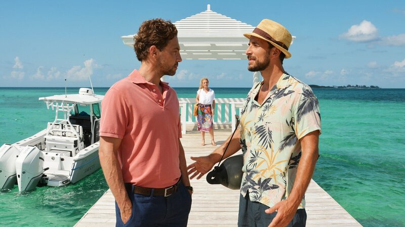 Das Traumschiff – Bahamas Wiedersehen mit Misstönen: Leander Lichti als Philip Singer, Aline Hochscheid als Melanie, Max Alberti als Toby Heers – Bild: SRF/​ZDF/​Dirk Bartling