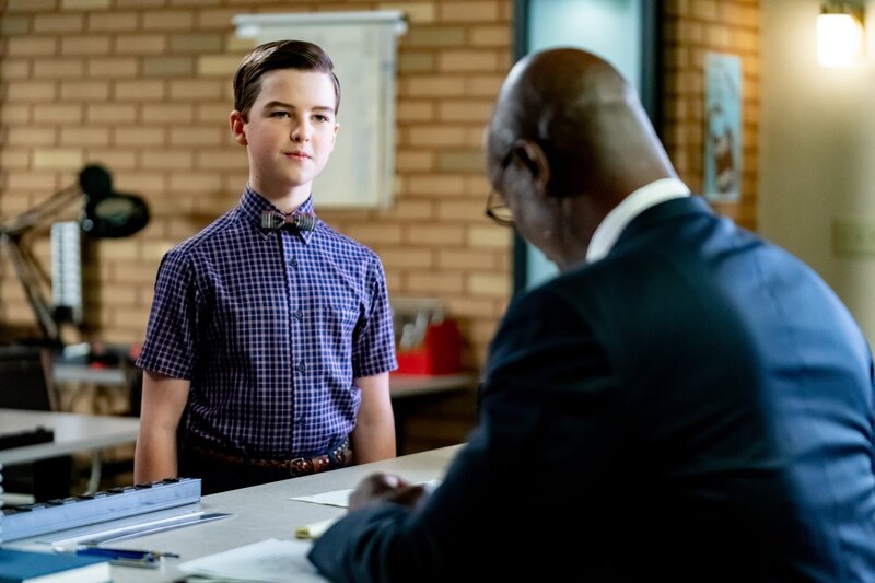 L-R: Sheldon Cooper (Iain Armitage) und Professor Boucher (Lance Reddick). – Bild: Courtesy of Warner Brothers
