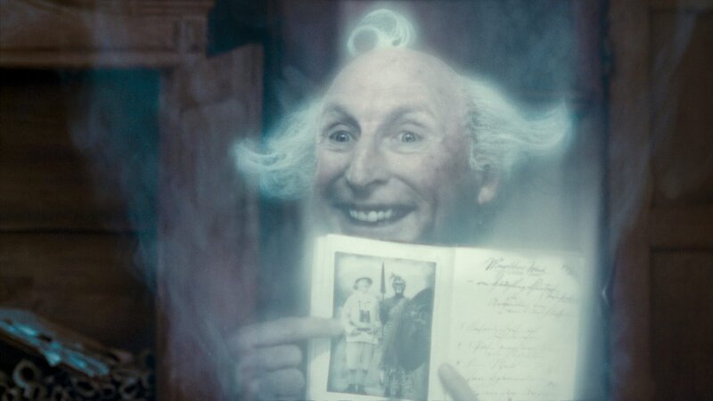  Otto Waalkes (Geist des Schulgründers). – Bild: ORF/​Sony Pictures/​Blue Eyes