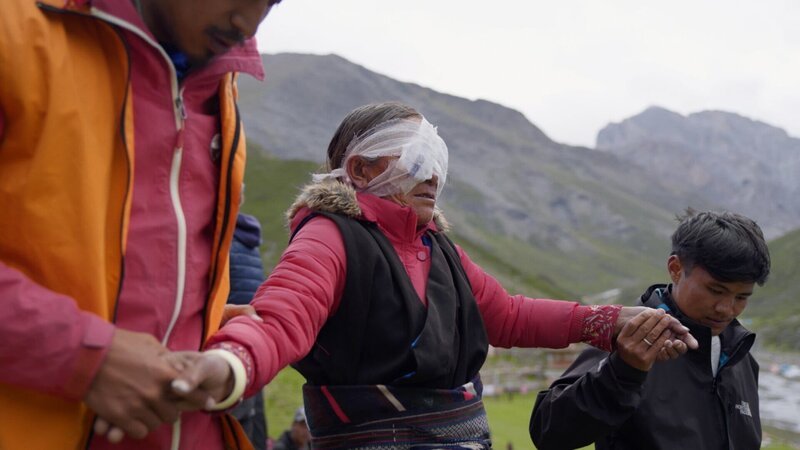 NZZ Format Der Blindenheiler – Augenlicht für die Armen Eine Frau, die am grauen Star operiert wurde. – Bild: SRF/​NZZ Format