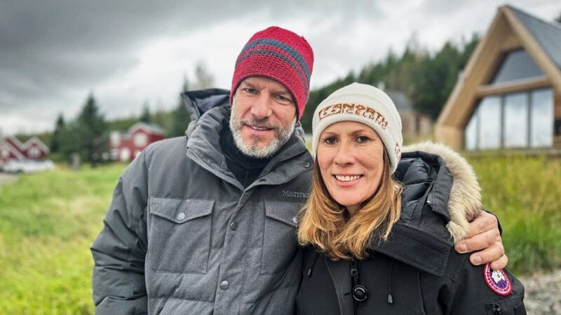 Steff und Isabelle Felix vor ihrer Ferien-Lodge in Island – Bild: SRF