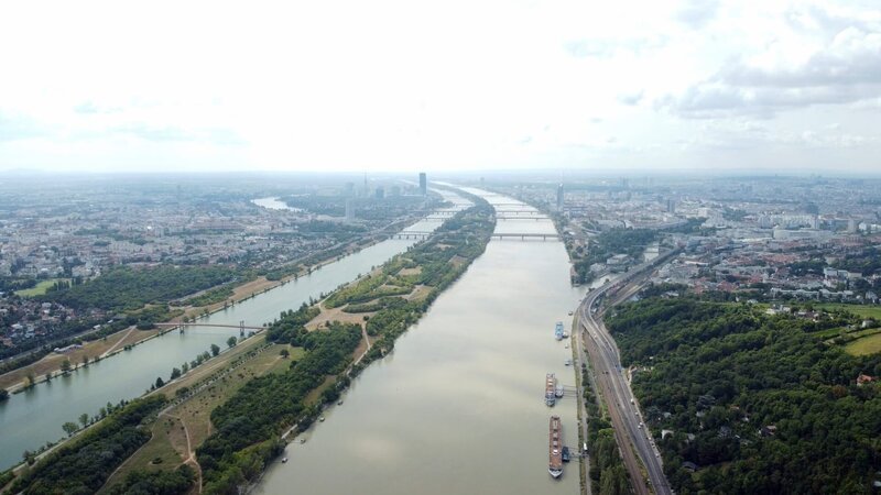Drohnenbild vom Nussberg flussabwärts. – Bild: ORF/​emb film