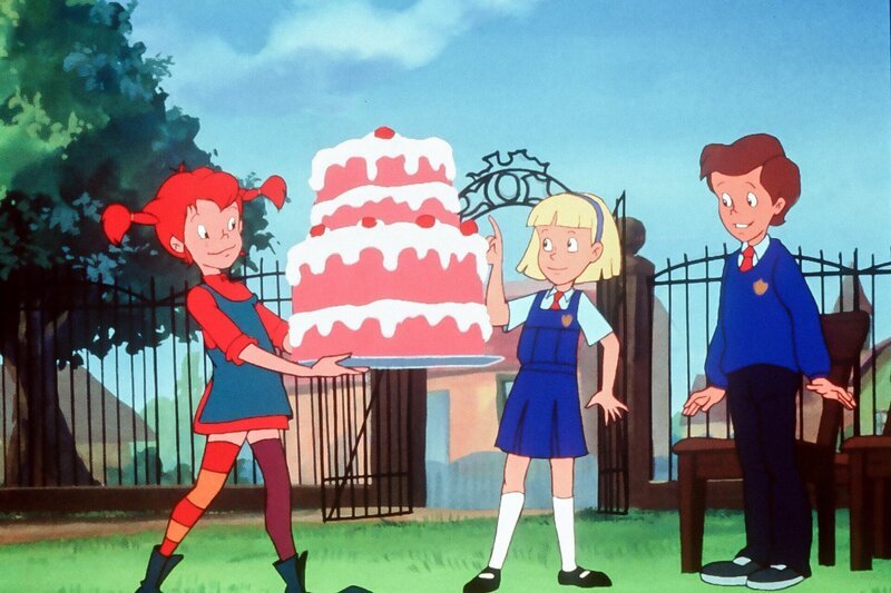 Pippi (l.) will dem Schulrat eine Erfrischung holen. Nachdem sie das ganze Buffet bis auf eine Torte selbst verschlungen hat, bringt Pippi diese mit nach draußen. – Bild: ORF/​STUDIO 100 MEDIA