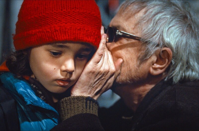 Der Regisseur (Leos Carax, re.) des Balletts, in dem Jays (Naïm El Kaldaoui, li.) Mutter tanzt, erklärt dem Siebenjährigen, was passiert, wenn einer der Gefangenen aus Platons Höhle entkommt. – Bild: Ad Vitnam Films & Social Animals