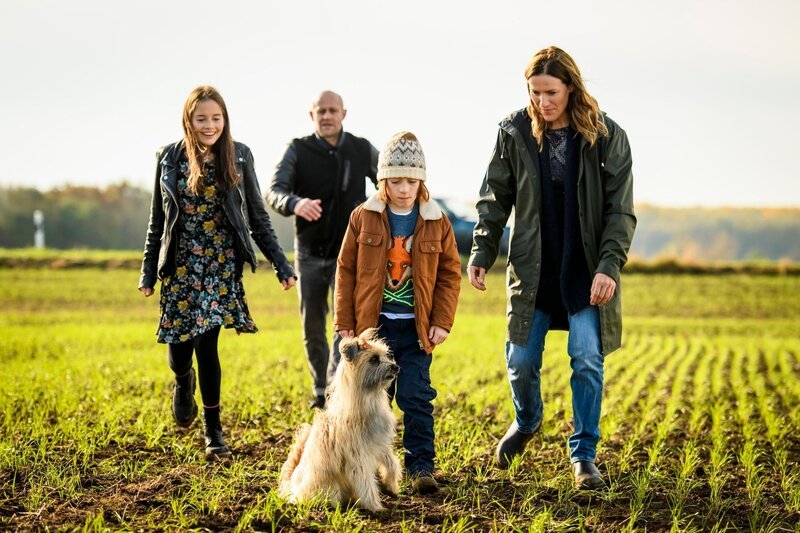 Der vermisste Familienhund Fredo taucht plötzlich wieder auf. Luna (Bianca Nawrath, l.), Kurt (Jürgen Vogel, 2.v.l.) und Sandra (Bettina Lamprecht, r.) freuen sich, doch Theo Fankhauser (David Grüttner, 2.v.r.) ist sich nicht sicher, ob er es auch wirklich ist. – Bild: RTL /​ Martin Rottenkolber