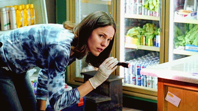 In einem Supermarkt wurde der Verkäufer erschossen. Sara (Jorja Fox) macht sich an die Spurensicherung. – Bild: TVNOW /​ CBS