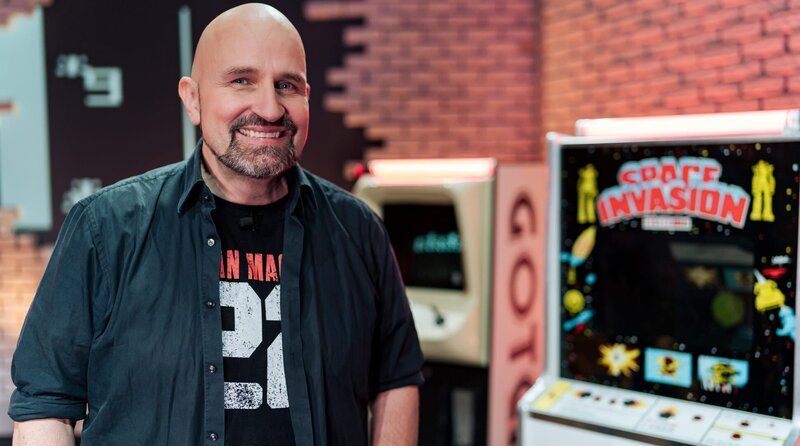 SWR TELESPIELE – KULT IN DEN 70ERN MIT GOTTSCHALK, am Mittwoch (25.12.24) um 18:45 Uhr im SWR. Von 1977 und 1981 liefen 29 Folgen der „Telespiele“, Thomas Gottschalks erster Live-TV-Sendung. Der SWR lässt die Sendung wieder aufleben – mit den SWR3 Radiomoderatoren Zeus und Wirbitzky, Gamerin Sandra „Insanedra“ Magenheim, Malle-Star Tobee, Komiker Dominik „Dodokay“ Kuhn, Moderatorin Jessica Schöne, „Schwäbfluenzerin“ Joy Beck und dem zweifachen Vizeweltmeister im Tetris, Christian Haupt. Dominik Kuhn „Dodokay“ – Bild: SWR/Christian Koch SWR TELESPIELE – KULT IN DEN 70ERN MIT GOTTSCHALK, am Mittwoch (25.12.24) um 18:45 Uhr im SWR. Von 1977 und 1981 liefen 29 Folgen der „Telespiele“, Thomas Gottschalks erster Live-TV-Sendung. Der SWR lässt die Sendung wieder aufleben – mit den SWR3 Radiomoderatoren Zeus und Wirbitzky, Gamerin Sandra „Insanedra“ Magenheim, Malle-Star Tobee, Komiker Dominik „Dodokay“ Kuhn, Moderatorin Jessica Schöne, „Schwäbfluenzerin“ Joy Beck und dem zweifachen Vizeweltmeister im Tetris, Christian Haupt. Dominik Kuhn „Dodokay“ – Bild: SWR/Christian Koch