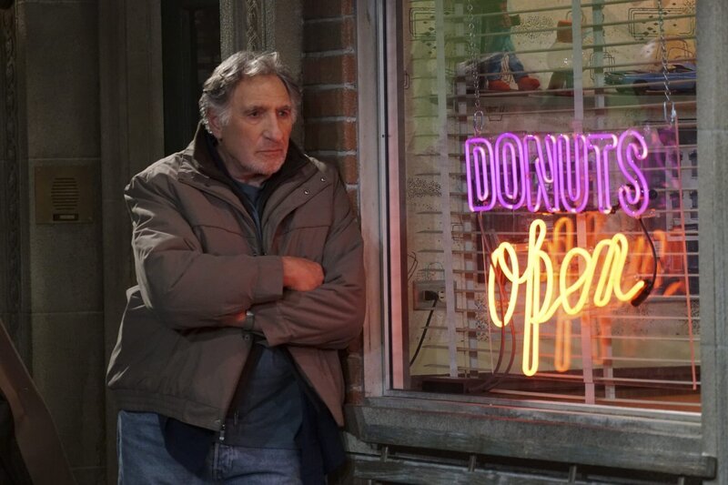 Die ganzen Veränderungen und der Erfolg von Francos neu kreierten Donuts nagen an Arthurs (Judd Hirsch) Ego und stellt die Geschäftsbeziehung zwischen ihm und Franco erneut vor eine große Herausforderung … – Bild: CBS Broadcasting, Inc.