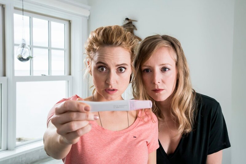 Stella (Wanda Perdelwitz, l.) und ihre Schwester Maddie (Kristina Pauls, r.) sind gespannt auf das Ergebnis des Tests. – Bild: Keiko Hiromi