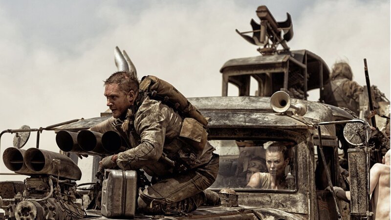 Max (Tom Hardy) und Furiosa (Charlize Theron, re.) – Bild: RTLZWEI Max (Tom Hardy) und Furiosa (Charlize Theron, re.) – Bild: RTLZWEI