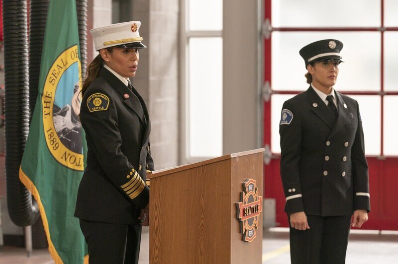 Fire Chief Natasha Ross (Merle Dandridge, l.); Andy Herrera (Jaina Lee Ortiz, r.) – Bild: 2024 Disney. All rights reserved. /​ James Clark Lizenzbild frei