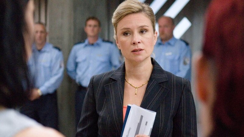 Die Direktorin Sürth (Susanne Schäfer, Mi.) kündigt Haftverschärfungen wegen des Alkoholfundes an. – Bild: RTL /​ Stefan Erhard