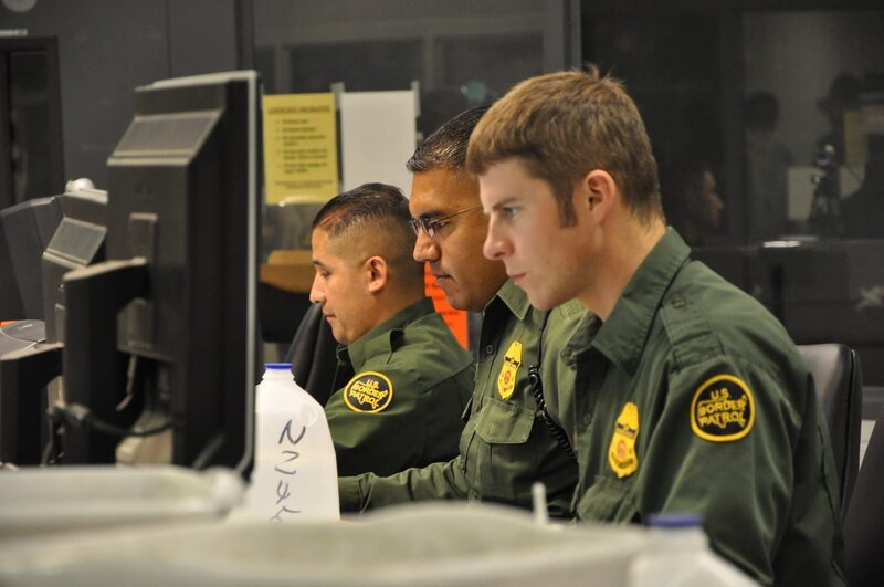 Nogales, Arizona, USA: Border Patrol agents watch surveillance cameras from headquarters to monitor the border of Nogales. – Bild: 2015 National Geographic Partners, LLC. All rights reserved. Lizenzbild frei
