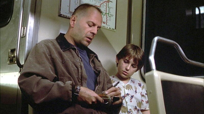 Art Jeffries (Bruce Willis) versucht das Vertrauen des autistischen Simon (Miko Hughes) zu erlangen.. – Bild: RTL II