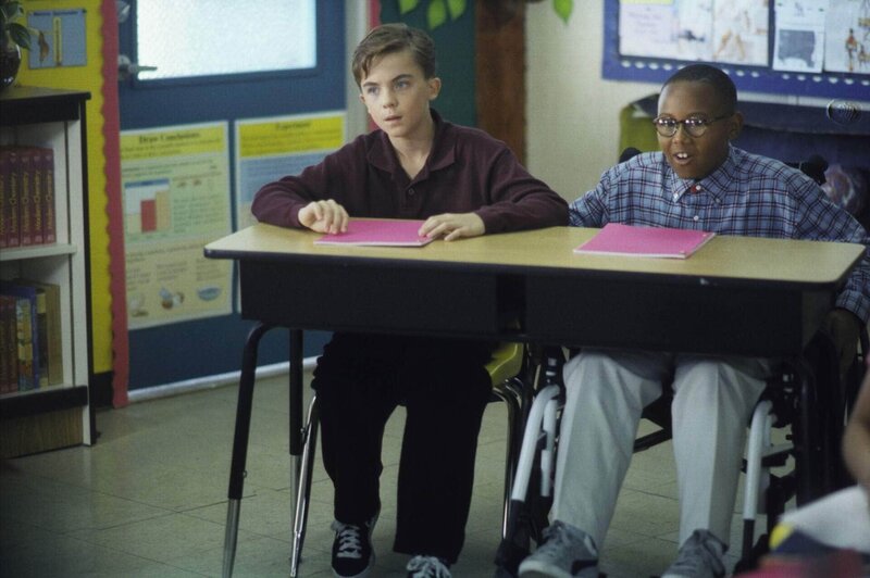 Gespannt folgen Malcolm (Frankie Muniz, l.) und Stevie (Craig Lamar Traylor, r.) dem Unterricht … – Bild: ViacomCBS