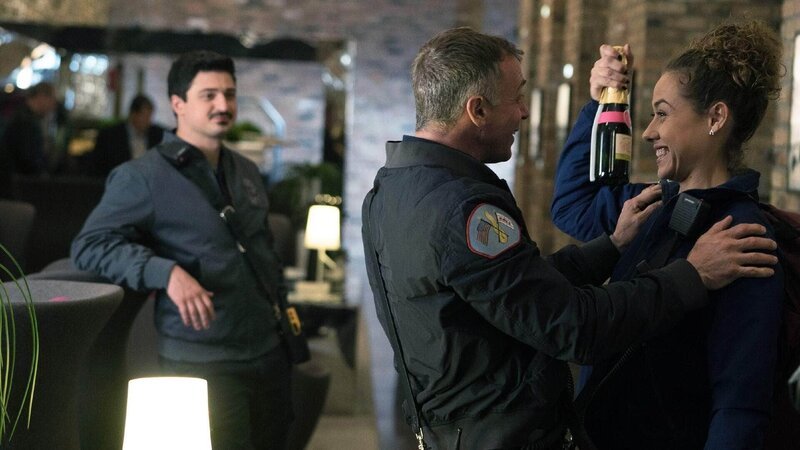V.l.: Otis (Yuri Sardarov), Hermann (David Eigenberg), Chili (Dora Madison) – Bild: TVNOW /​ NBC Universal