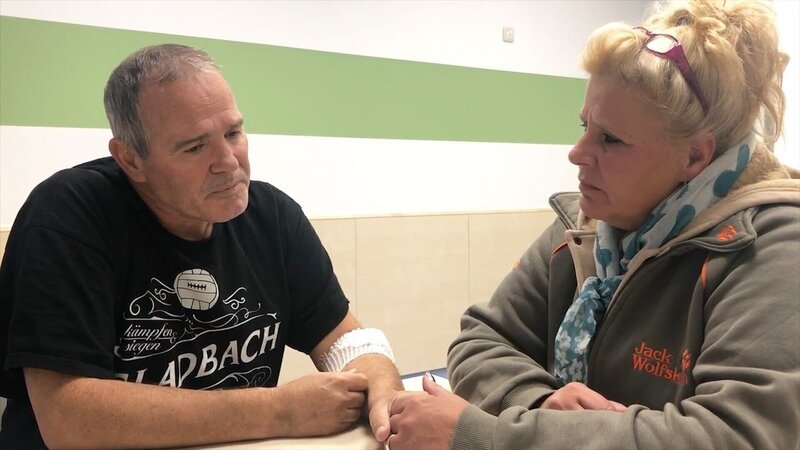 Haralds Gesundheitszustand ist noch immer kritisch. Er und Silvia müssen sich damit abfinden, dass der Herzinfarkt sein Leben verändert hat und er nicht mehr all das machen kann, was er zuvor konnte. – Bild: RTL II