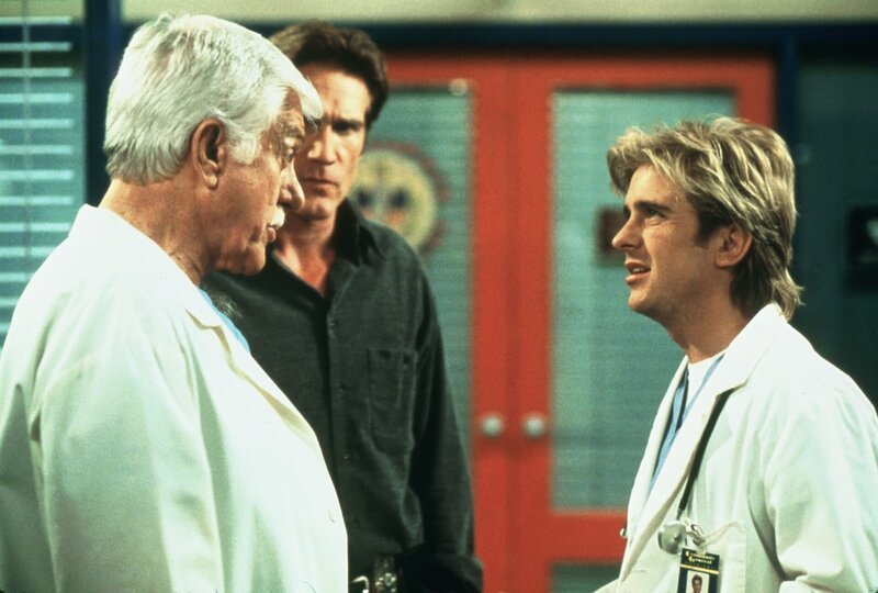 (v.l.n.r.) Dr. Mark Sloan (Dick Van Dyke); Steve Sloan (Barry Van Dyke); Dr. Jesse Travis (Charlie Schlatter) – Bild: MMXVII CBS Broadcasting Inc. Lizenzbild frei