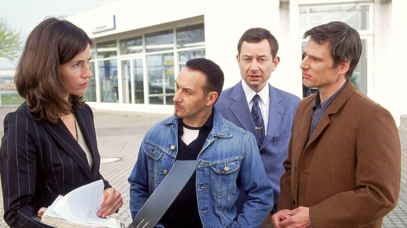 Andreas Auto ist defekt und als nette Kollegen bringen Tom (Rene Steinke, re.) und Semir (Erdogan Atalay, 2.v.li.) ihren Wagen zum Autohaus von Cornelia Wiechert (Julia Bremermann). Noch ahnen sie nicht, dass dieses Autohaus in einen Mordfall verwickelt ist … (2.v.re. Anton Figl) – Bild: MG RTL D /​ Guido Engels