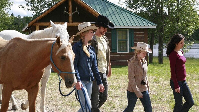 Amy, Ty und Mallory (von li nach re: Amber Marshall, Graham Wardle, Jessica Amlee) erzählen Lou (Michelle Morgan) von ihren Erlebnissen auf dem Viehtrieb. – Bild: MG RTL D