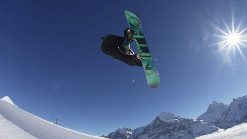 Gian Simmen, der erste Halfpipe Olympiasieger in Nagano 1998, fährt 25 Jahre später seinen Sieges-Run noch einmal in Grindelwald. – Bild: SRF