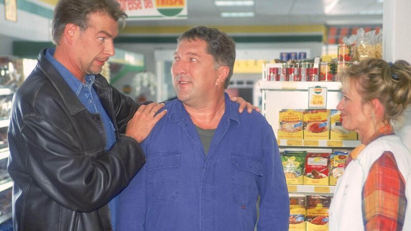 Horst (Frank Vockroth, l.) hat sich entschlossen, mit seinem alten Kumpel Carsten (Veit Stübner) Klartext zu reden. Rita (Gaby Köster) ist sichtlich erleichtert. – Bild: MG RTL D