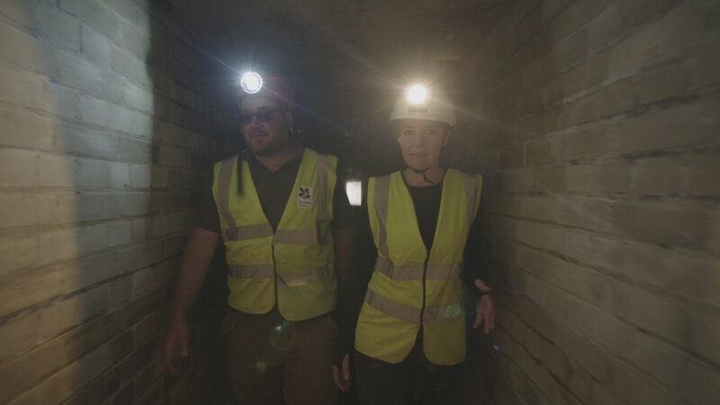 Alice Roberts und Jon BakerArchäologe Jon Baker und Alice Roberts erkunden die Tunnel unter der Fan Bay – Bild: Rare TV /​ THE HISTORY CHANNEL