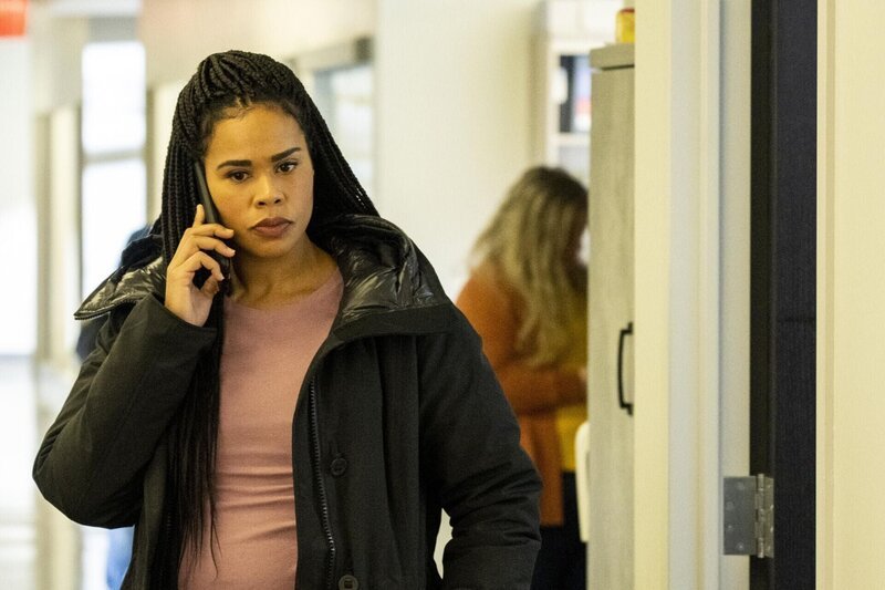 Sheryll Barnes (Roxy Sternberg) – Bild: Dieses Bild darf ausschließlich nach Maßgabe der Allgemeinen Geschäftsbedingungen für die Presselounges der Sender der ProSiebenSat.1 Media SE (AGB) genutzt werden. Die in den AGB festgesetzten Rechteeinschränkungen sind unbedingt  …
