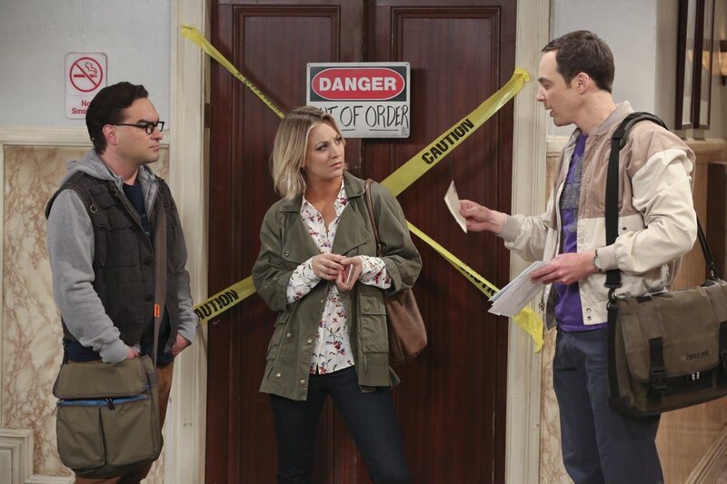 Penny (Kaley Cuoco, M.) und Leonard (Johnny Galecki, l.) lernen endlich Sheldons (Jim Parsons, r.) Großmutter Meemaw kennen. Doch während sie gut mit ihr klar kommen, hat Amy nicht viel Glück … – Bild: 2015 Warner Brothers Lizenzbild frei