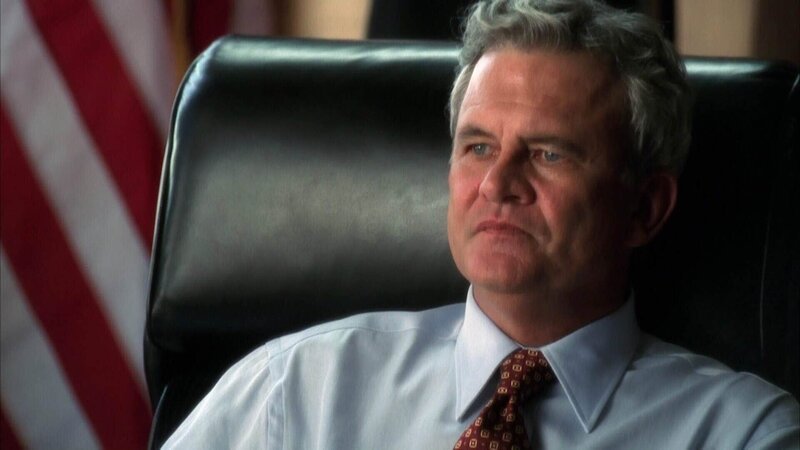 Was hat Richter Greenhill (Holmes Osborne) mit dem Verschwinden einer Prostituierten zu tun? Wie sich herausstellt, war er nicht der einzige Justizbeamte, der ihre Dienste in Anspruch nahm. – Bild: RTL Deutschland Was hat Richter Greenhill (Holmes Osborne) mit dem Verschwinden einer Prostituierten zu tun? Wie sich herausstellt, war er nicht der einzige Justizbeamte, der ihre Dienste in Anspruch nahm. – Bild: RTL Deutschland