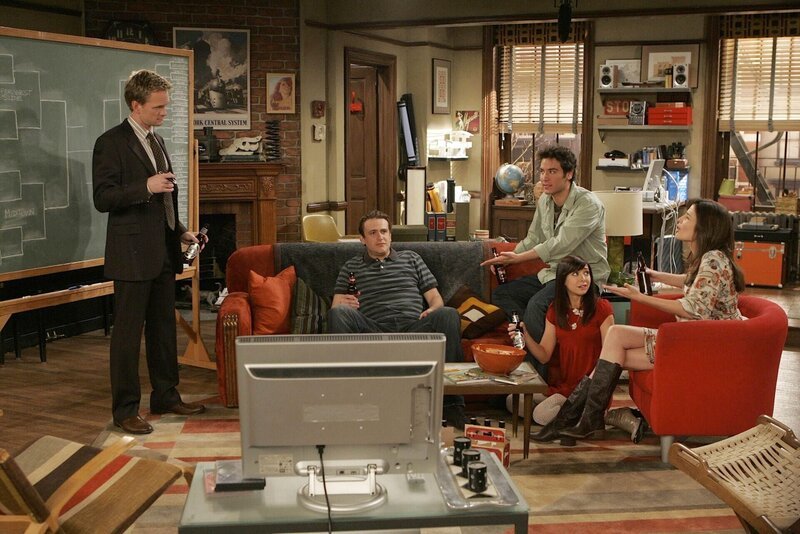 Barney (Neil Patrick Harris, l.) will herausfinden, wer die Rächerin ist, die ihm sein Liebesglück vermiest. Dazu benötigt er die Hilfe von seinen Freunden: Ted (Josh Radnor, M.), Marshall (Jason Segel, 2.v.l.), Lily (Alyson Hannigan, 2.v.r.) und Robin (Cobie Smulders, r.) … – Bild: 20th Century Fox International Television Lizenzbild frei