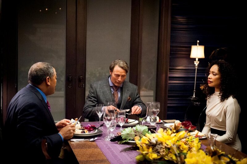 So gut es Jack (Laurence Fishburne, l.) und Bella (Gina Torres, r.) auch versuchen, ihre Missstimmung vor Dr. Hannibal Lecter (Mads Mikkelsen, M.) zu verbergen, es mag ihnen nicht so recht gelingen … – Bild: NBCUniversal Media, LLC