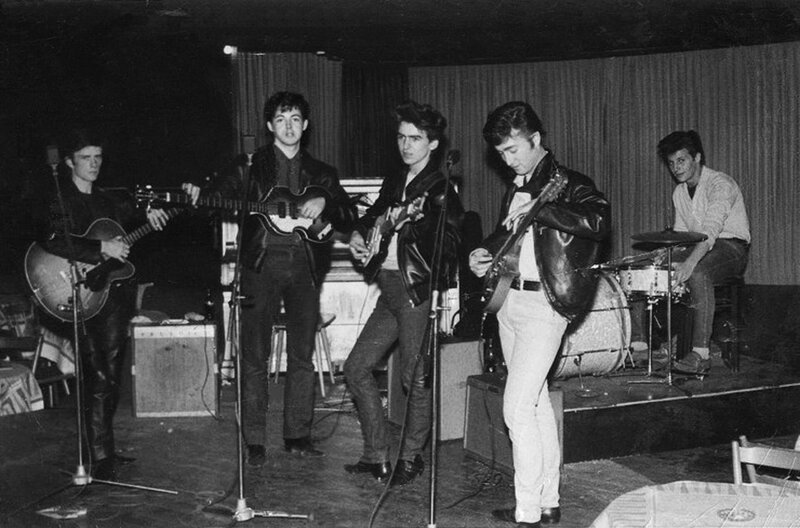Die Beatles hatten ihre ersten Auftritte in einem Hamburger Stripclub. Die 1960er Jahre waren eine prägende Zeit für die später weltbekannte Band. – Bild: Brightmoon Media Production /​ © Brightmoon Media Production