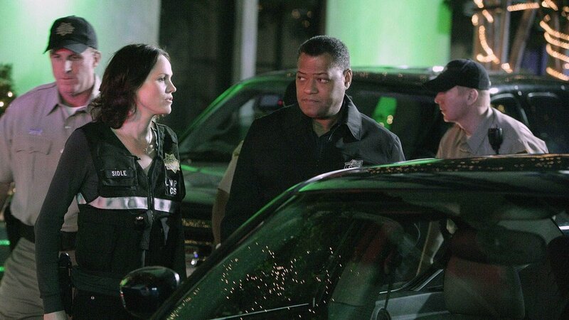 Sara (Jorja Fox) und Dr. Raymond Langston (Laurence Fishburne, Mi.) untersuchen die eigenartigen Umstände eines versuchten Selbstmordes. – Bild: MG RTL D /​ CBS