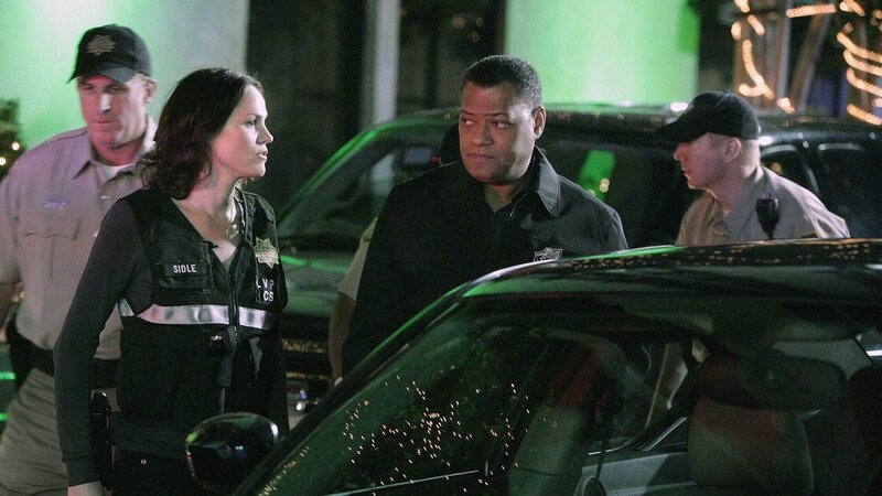 Sara (Jorja Fox) und Dr. Raymond Langston (Laurence Fishburne, Mi.) untersuchen die eigenartigen Umstände eines versuchten Selbstmordes. – Bild: MG RTL D /​ CBS