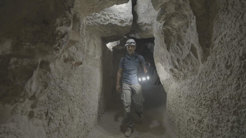 Alban-Brice Pimpaud untersucht das innere der Cheops-Pyramide. – Bild: RTL /​ Label News