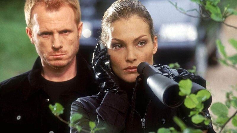 Simon (Kasem Hoxha) und Frau Kramer (Tanja Wenzel) beobachten den Wohnwagen, in dem sich Tom, Semir, Lambertz und Josefine Schneider aufhalten. – Bild: MG RTL D /​ Guido Engels