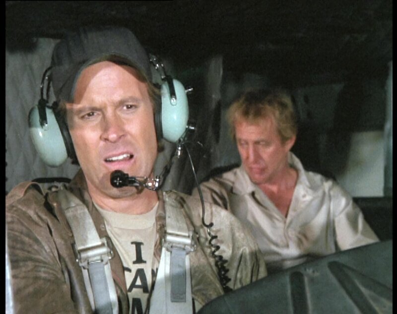 Murdock (Dwight Schultz, li.) wird von den Woods-Brüdern gezwungen, den sowjetischen Hightech-Hubschrauber zu fliegen. – Bild: RTL II